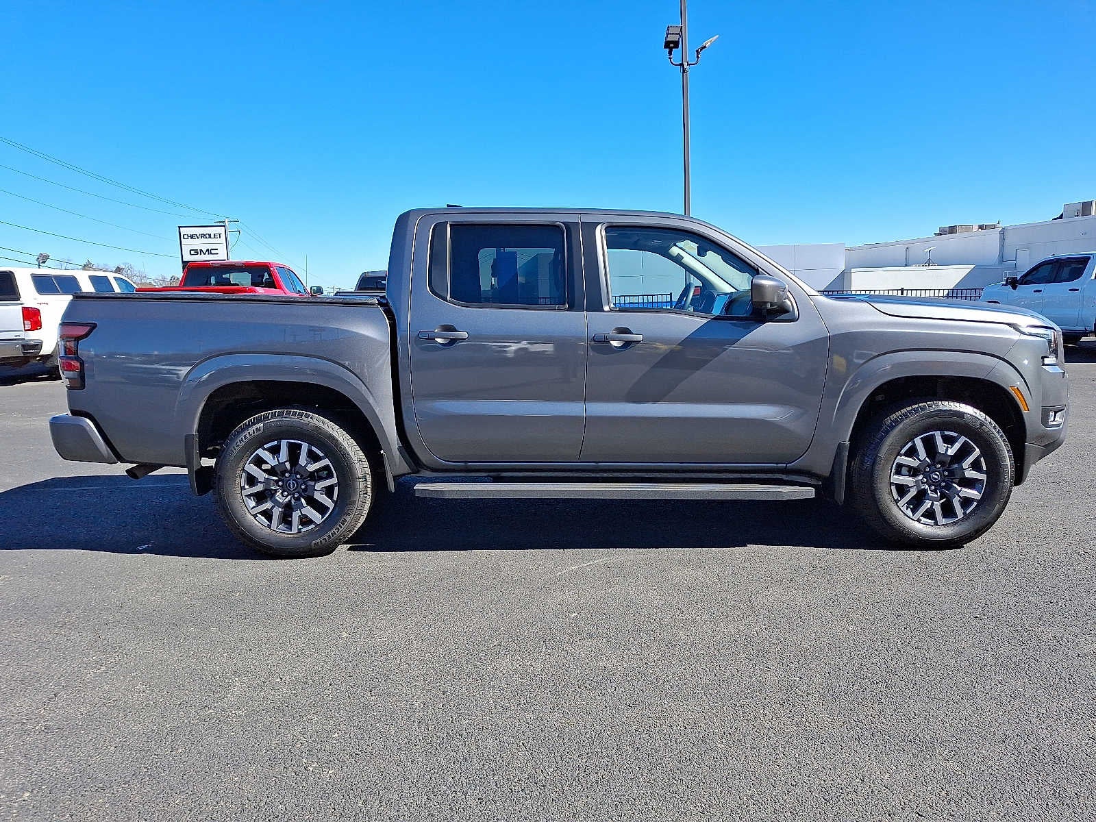 2025 Nissan Frontier SL