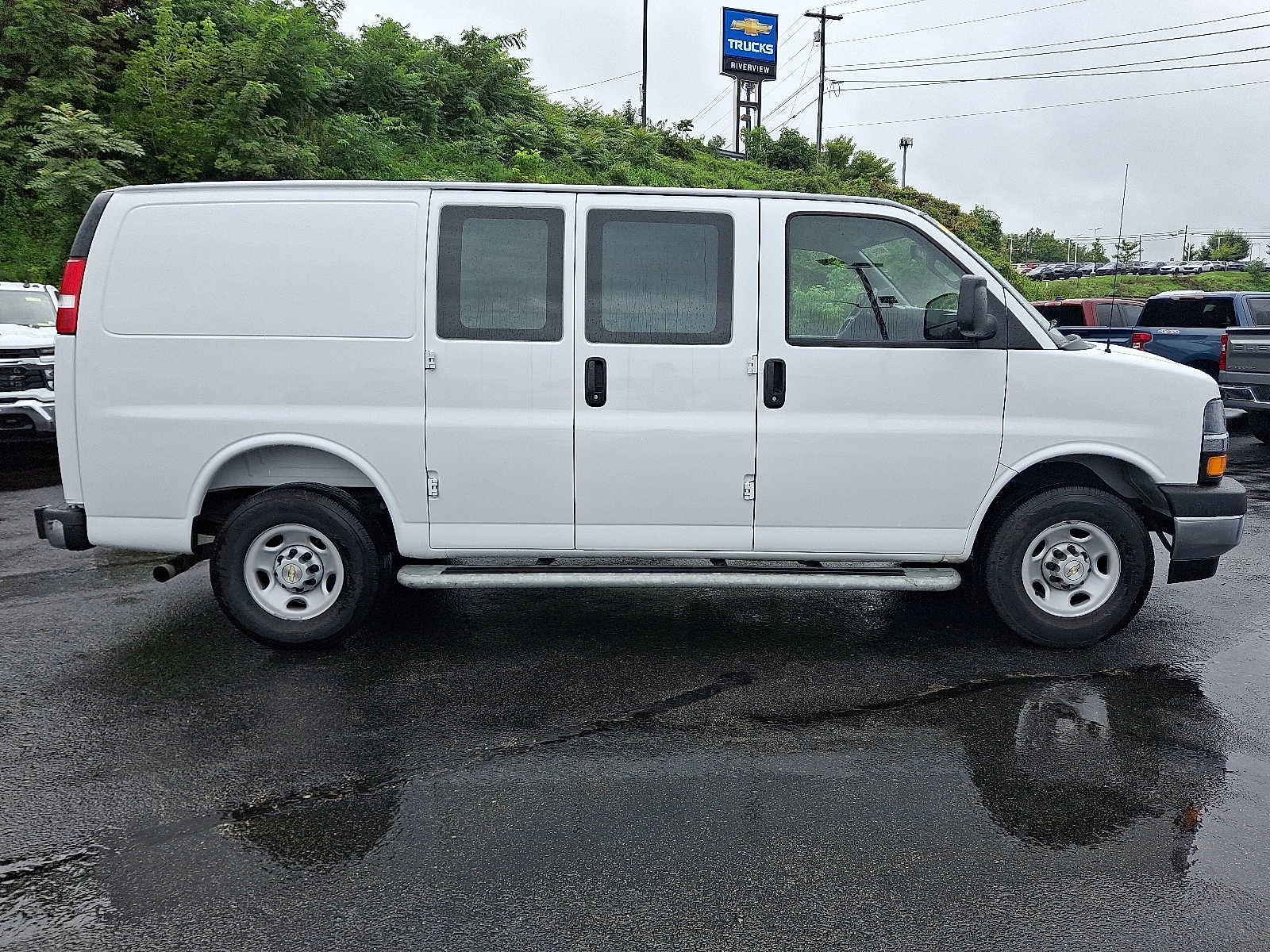 2025 Chevrolet Express Cargo WT
